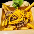 Rindsgehacktes Pad Krapao with French Fries