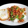 Rice,Topped,With,Stir fried,Minced,Pork,And,Basil,With,Fried